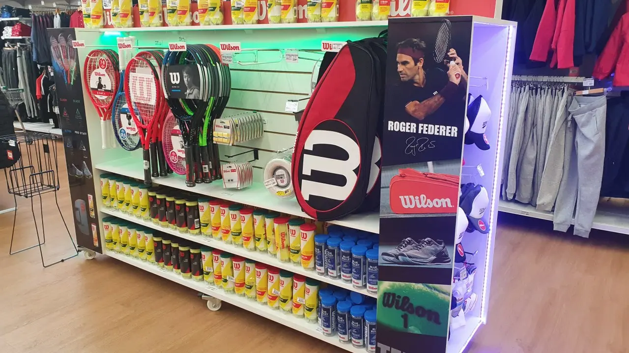 Cuarto slide. Imagen de impresión digital en accesorios de Tenis, con foto de Federer.